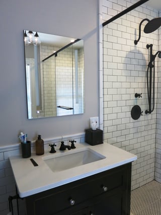 balck and white en suite bath